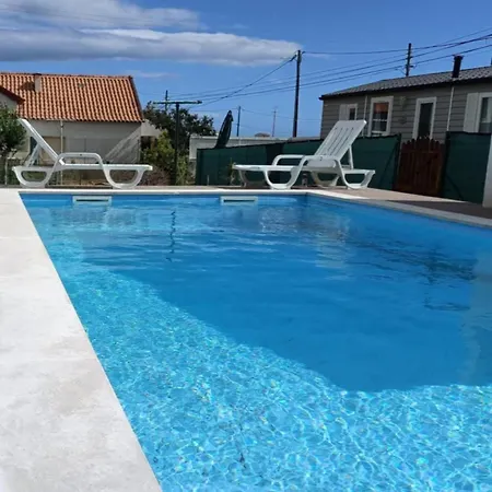 3 Bedrooms With Shared Pool *